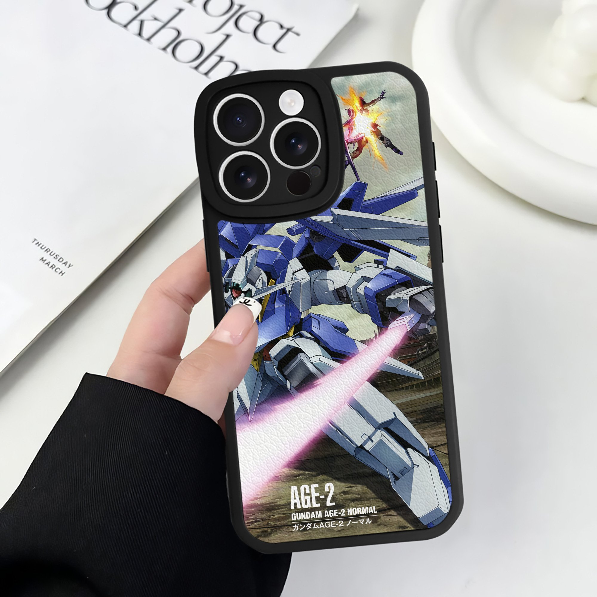 （画像用） 機動戦士ガンダム Mobile Suit Gundam 【iPhone 16シリーズ対応】シリコンスマホケース（レザー調） 材質：シリコン